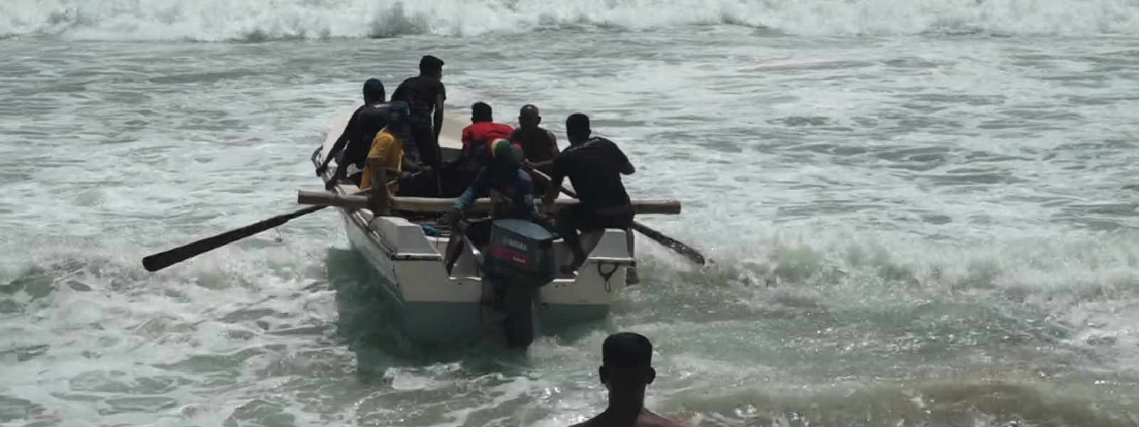නාවික හමුදා ඩෝරා යාත්‍රාවක් අනතුරට ලක් වෙයි!